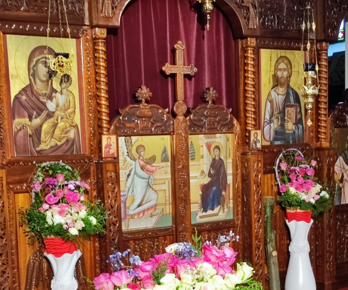 Ikonostase mit Blumen in der serbisch-orthodoxen Kirche Feldkirch – Symbol des Glaubens und der Verbundenheit