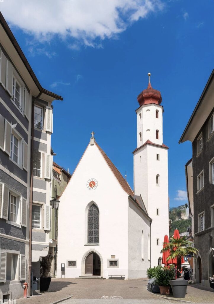 Außenansicht der Serbisch-Orthodoxen Kirche Feldkirch mit historischem Turm